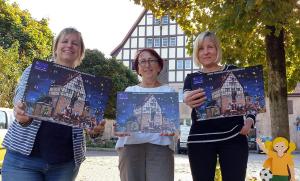 Die alte Mühle in der Mühlenstraße ist das Motiv für den Caelestia-Adventskalender 2019. Künstlerin Heike Stöhr, Rosi Schrezenmaier und Anja Stock (v.l.) stellen ihn vor. Foto: Kramer-Pape/Caelestia Die alte Mühle in der Mühlenstraße ist das Motiv für den Caelestia-Adventskalender 2019. Künstlerin Heike Stöhr, Rosi Schrezenmaier und Anja Stock (v.l.) stellen ihn vor. Foto: Kramer-Pape/Caelestia