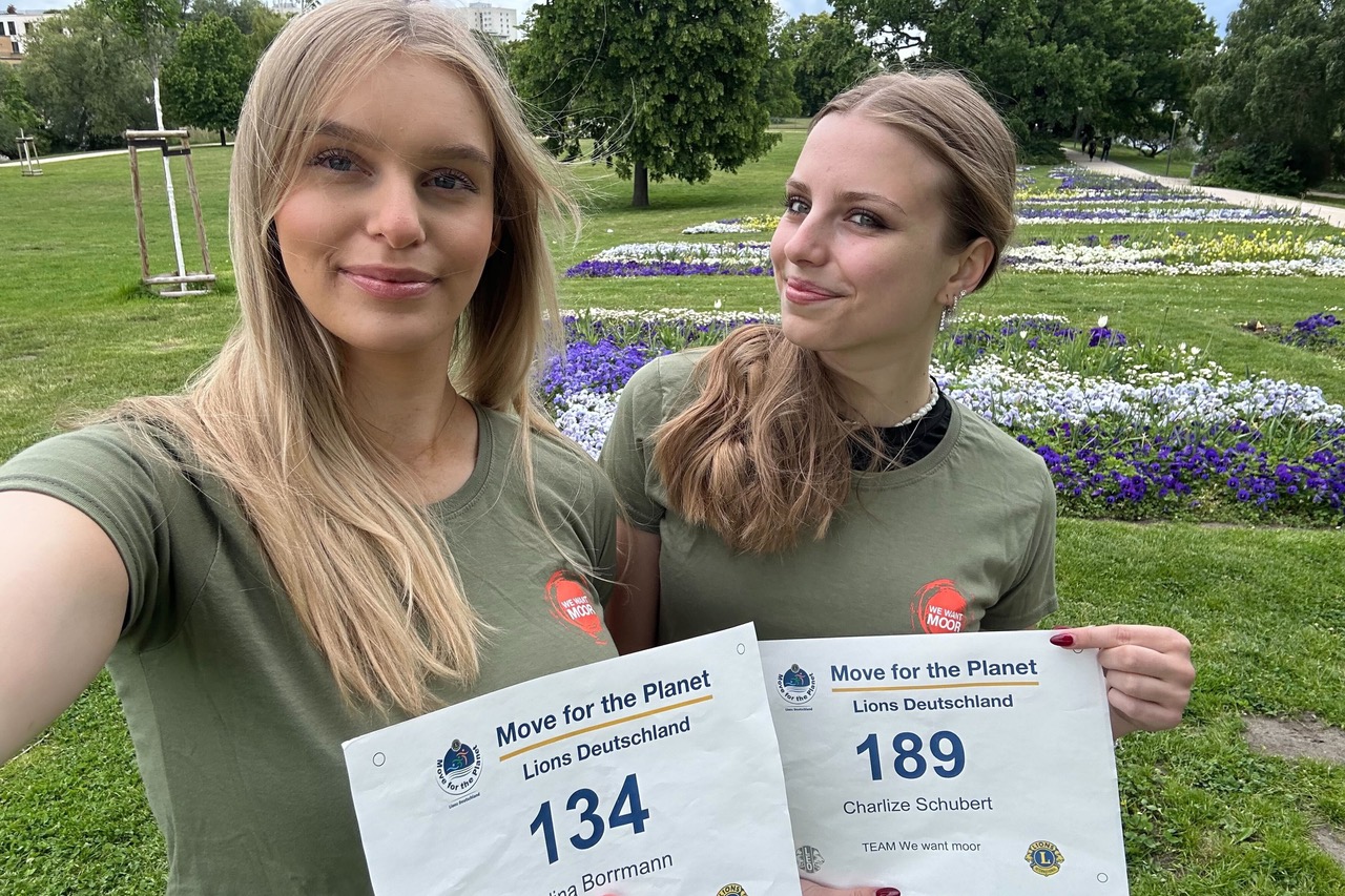 Zwei junge Frauen vom Lions-Projektpartner We want moor machen ein Selfie in einem Park.