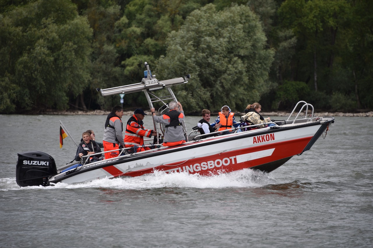 Junge Rolli-Fahrerinnen und -Fahrer dürfen mit einem Rettungsboot der Johanniter über den Rhein brausen.
