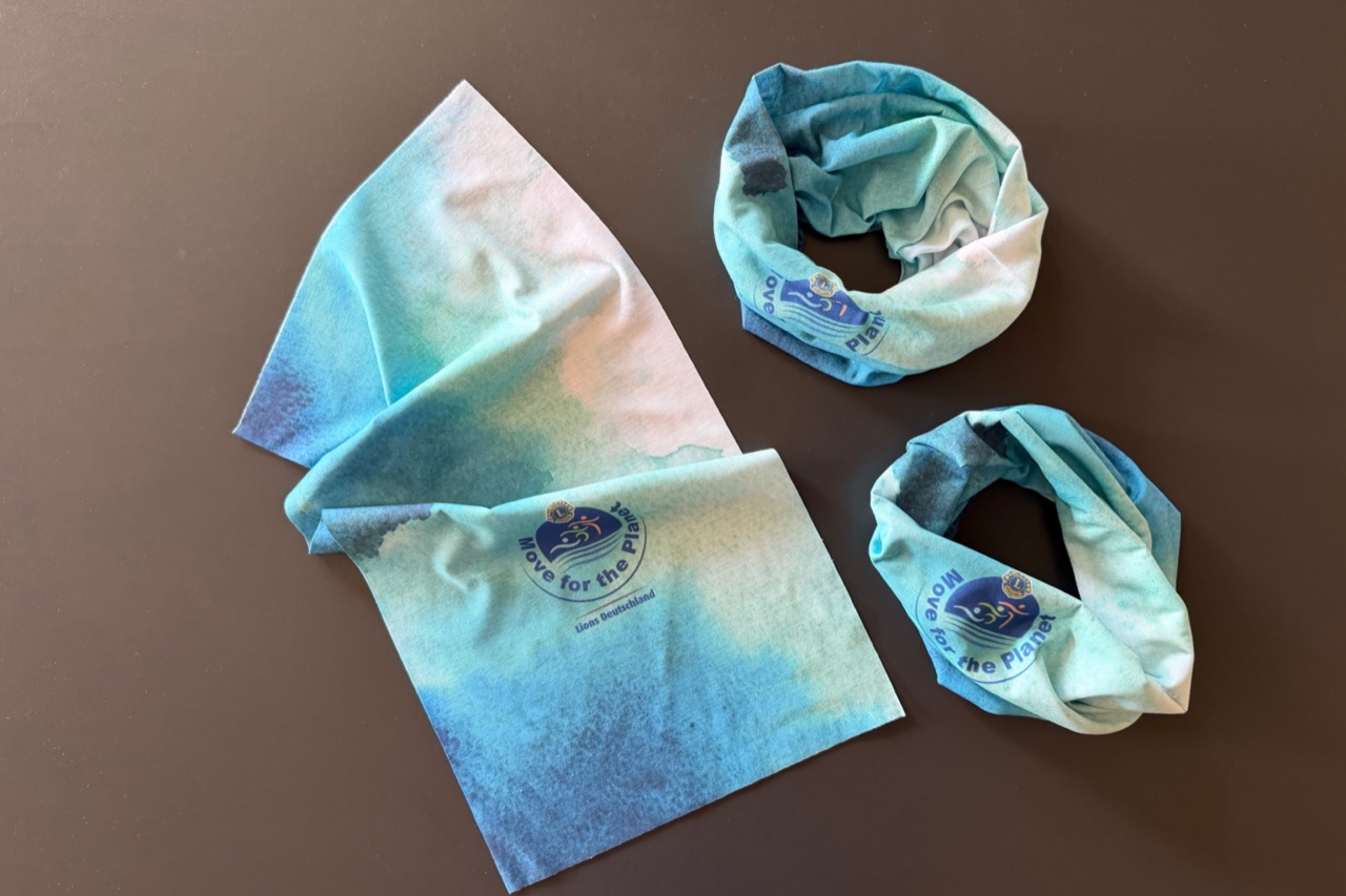 Ein Foto mit drei Move-Loops: 1 x flach hingelegt und 2 x als Schal gerafft.