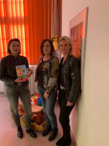 Marion Dohr, Kornelia Dörning, Dagmar Bellers bei der Übergabe im Frauenhaus