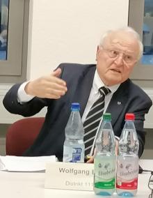 Referent Prof. Wolfgang Bühler stellt Ergebnisse vor