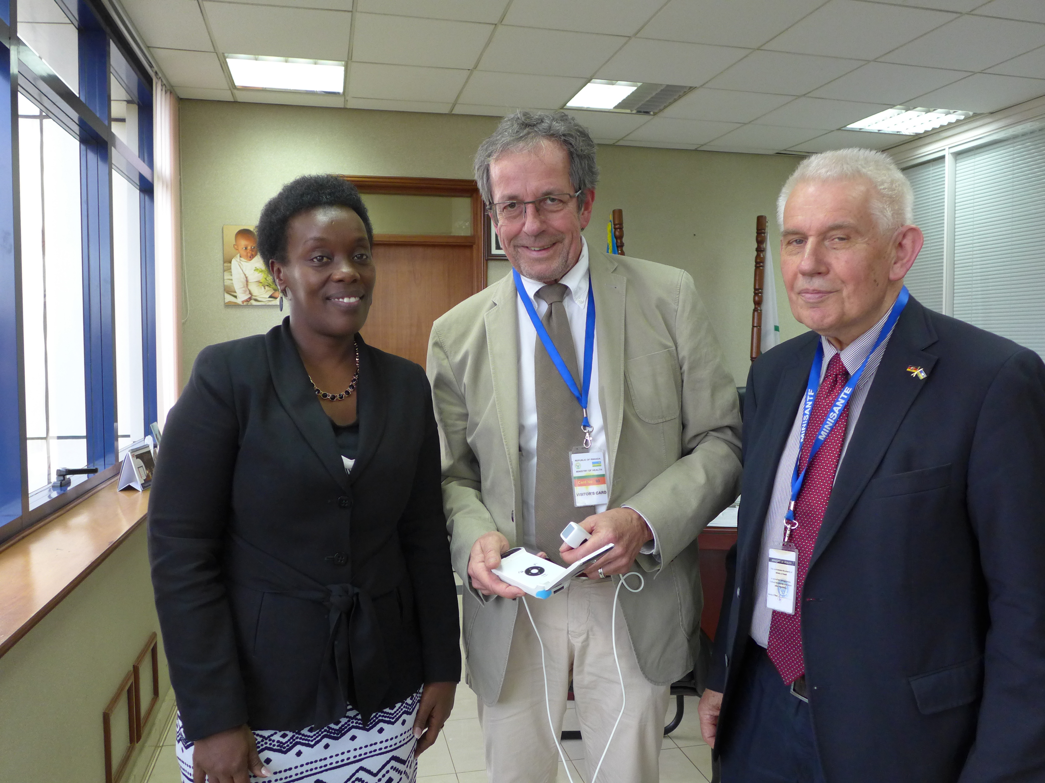 Auch die Gesundheitsministerin Ruandas, Kinderärztin Dr. Diane Gashumba, interessiert sich für das kardiologische Pilotprojekt von Dr. Frank Höltermann (Mitte), der in Begleitung von Dr. Richard Auenheimer (rechts), den Präsidenten des Partnerschaftsvereins RheinlandPfalz/Ruanda, nach Afrika gereist war.