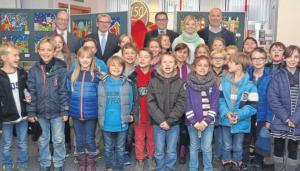 Die jungen Künstler der Klasse 3b der Pestalozzischule waren natürlich bei der Ausstellungseröffnung in der Sparkasse dabei. Die jungen Künstler der Klasse 3b der Pestalozzischule waren natürlich bei der Ausstellungseröffnung in der Sparkasse dabei.