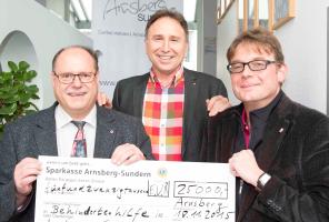 Über die großzügigen Spende für die Behindertenhilfe in Arnsberg und Sundern freuen sich Burkhard Majewski, Egon Kämmerer (Lions Arnsberg) und Christian Stockmann (Caritasverband). © Boris Golz Über die großzügigen Spende für die Behindertenhilfe in Arnsberg und Sundern freuen sich Burkhard Majewski, Egon Kämmerer (Lions Arnsberg) und Christian Stockmann (Caritasverband). © Boris Golz