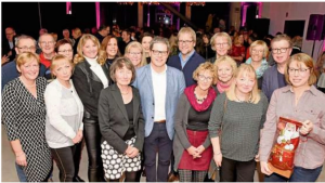 Ortwin Ruland und Christoph Meinschäfer freuen sich mit Gästen aus sozialen Initiativen der Stadt über einen erfolgreichen Abend. Foto: Frank Albrecht Ortwin Ruland und Christoph Meinschäfer freuen sich mit Gästen aus sozialen Initiativen der Stadt über einen erfolgreichen Abend. Foto: Frank Albrecht