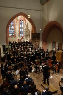 Chor und Orchester im Geschehen