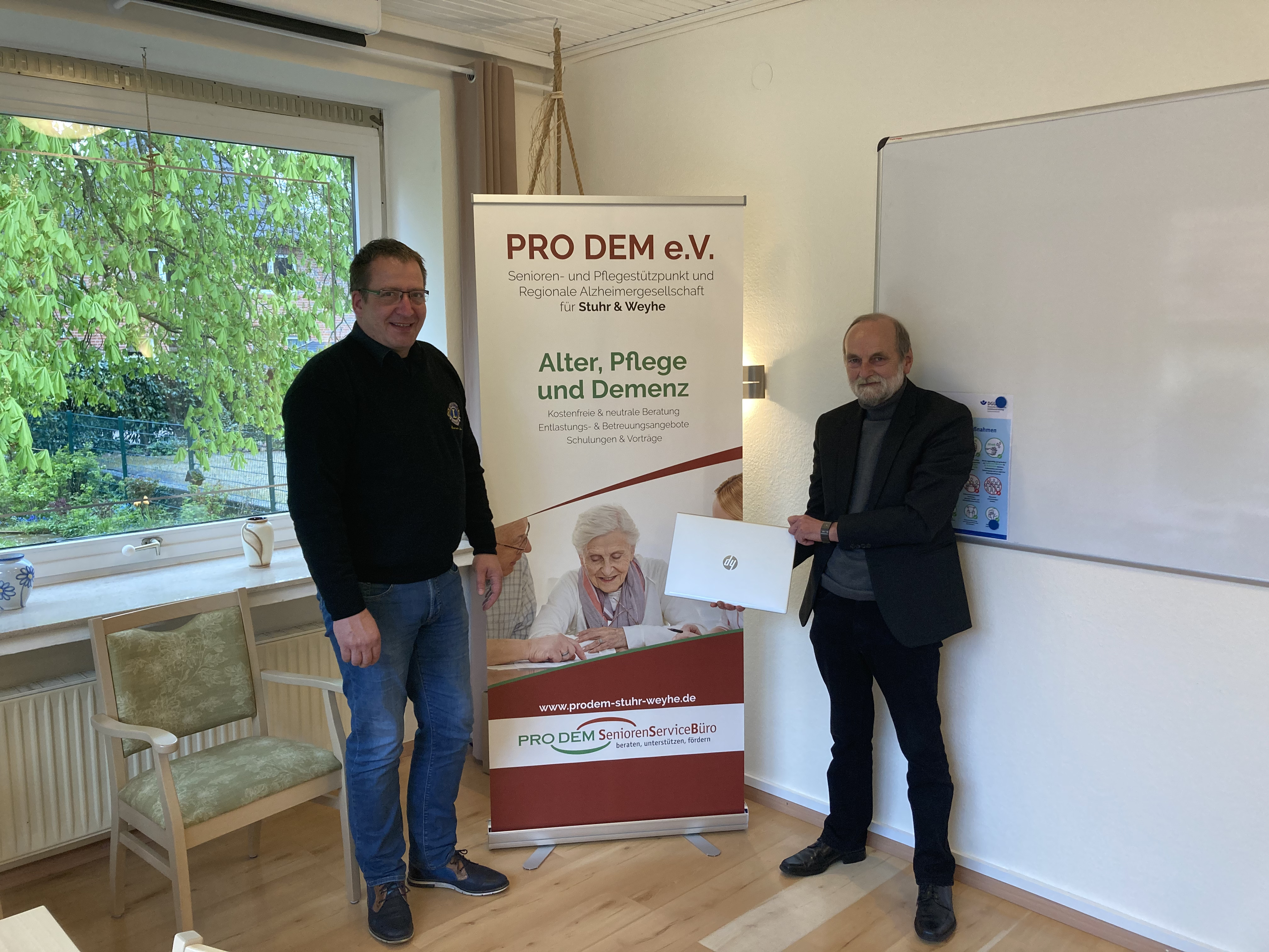 Präsident Nils Otto übergibt das Notebook an Frithjof Troue von Pro Dem