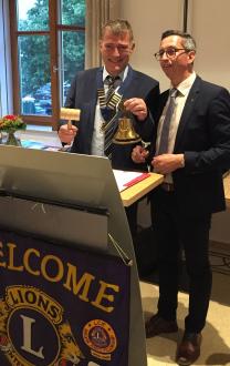 Klaus Eickelpasch (links) übernimmt das Amt als Präsident des Dillinger Lions-Clubs von seinem Vorgänger Gerhard Kitzinger. Bild: Susan Fetzer
