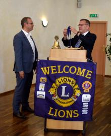 Klaus Eickelpasch (rechts) übergibt die Amtskette des Dillinger Lionsclubs an seinen Nachfolger Martin Jenewein (links)