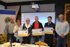 Freuten sich über die Spendenschecks des Lions Clubs Bischofsheim (Mainspitze): Susanne Kühn-Benning, Sylvia Bender (Hospizverein Mainspitze), Ulrich Rauch (Verein Feuerwehr Ginsheim/Rhein E.V.) und Felix Bayer (stellvertretender Gemeindebrandinspektor Bischofsheim). Ulrich Repkewitz (links) und der Präsident des Lions Clubs Harald Dauth übergaben die Schecks. (Bild: Joachim Lentes)