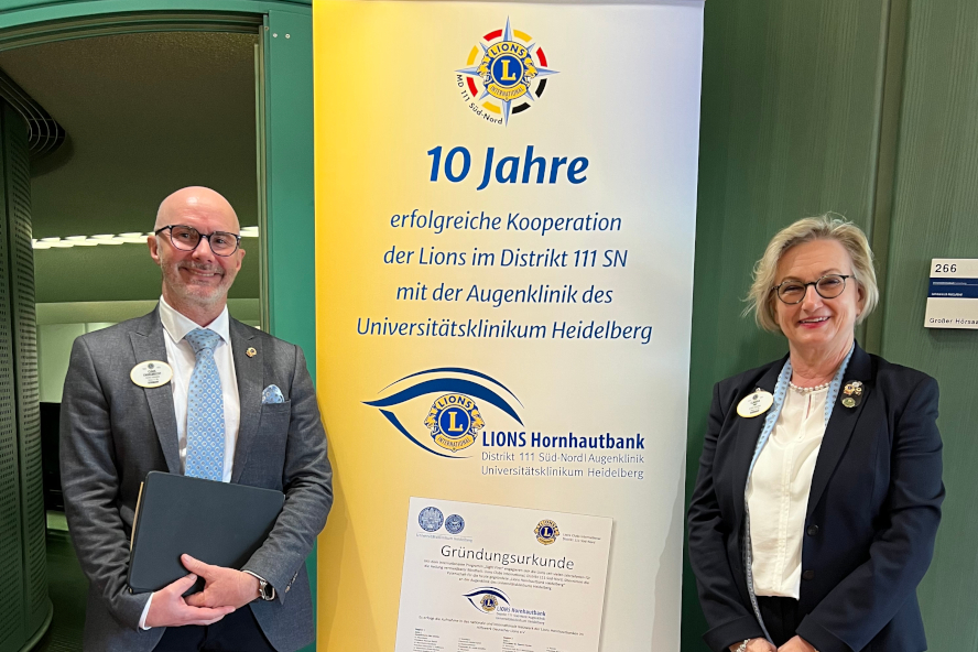 Distrikt-Governor Claus Engelbrecht und Distrikt-Governor Claudia Pap vor dem 10-jährigen Jubiläums Roll Up "Kooperation mit der Augenklinik Heidelberg"