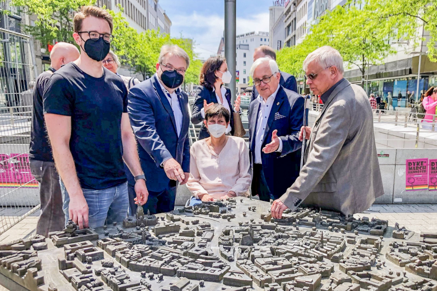 Die Gäste vor dem Blindentastmodell bei der Einweihung in der Innenstadt Hannovers.