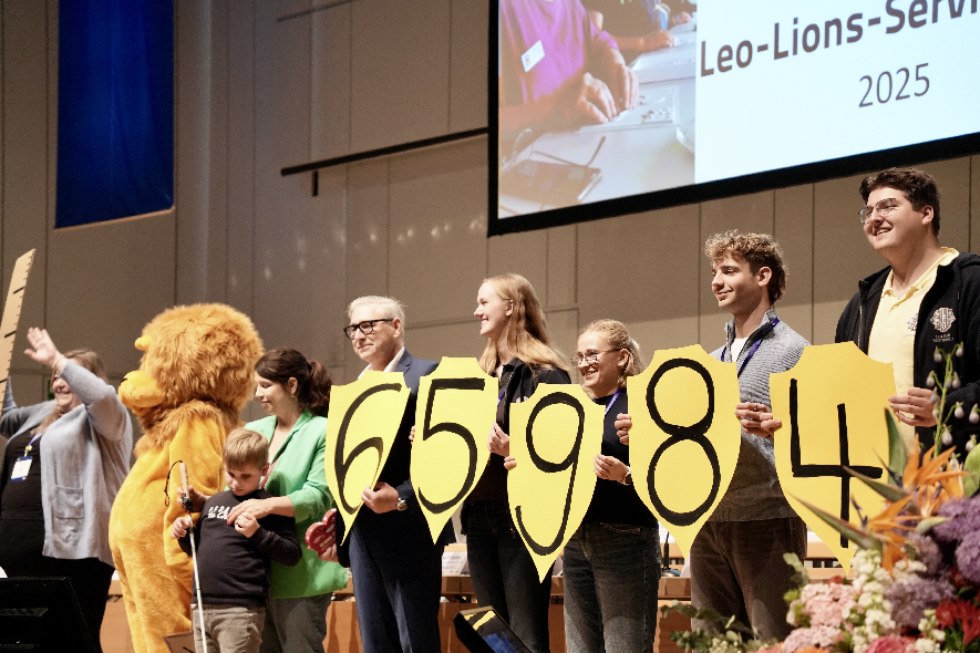Übergabe von Spenden in Höhe von 65.984 Euro an die Bundesvereinigung Eltern blinder und sehbehinderter Kinder e.V. (BEBSK)