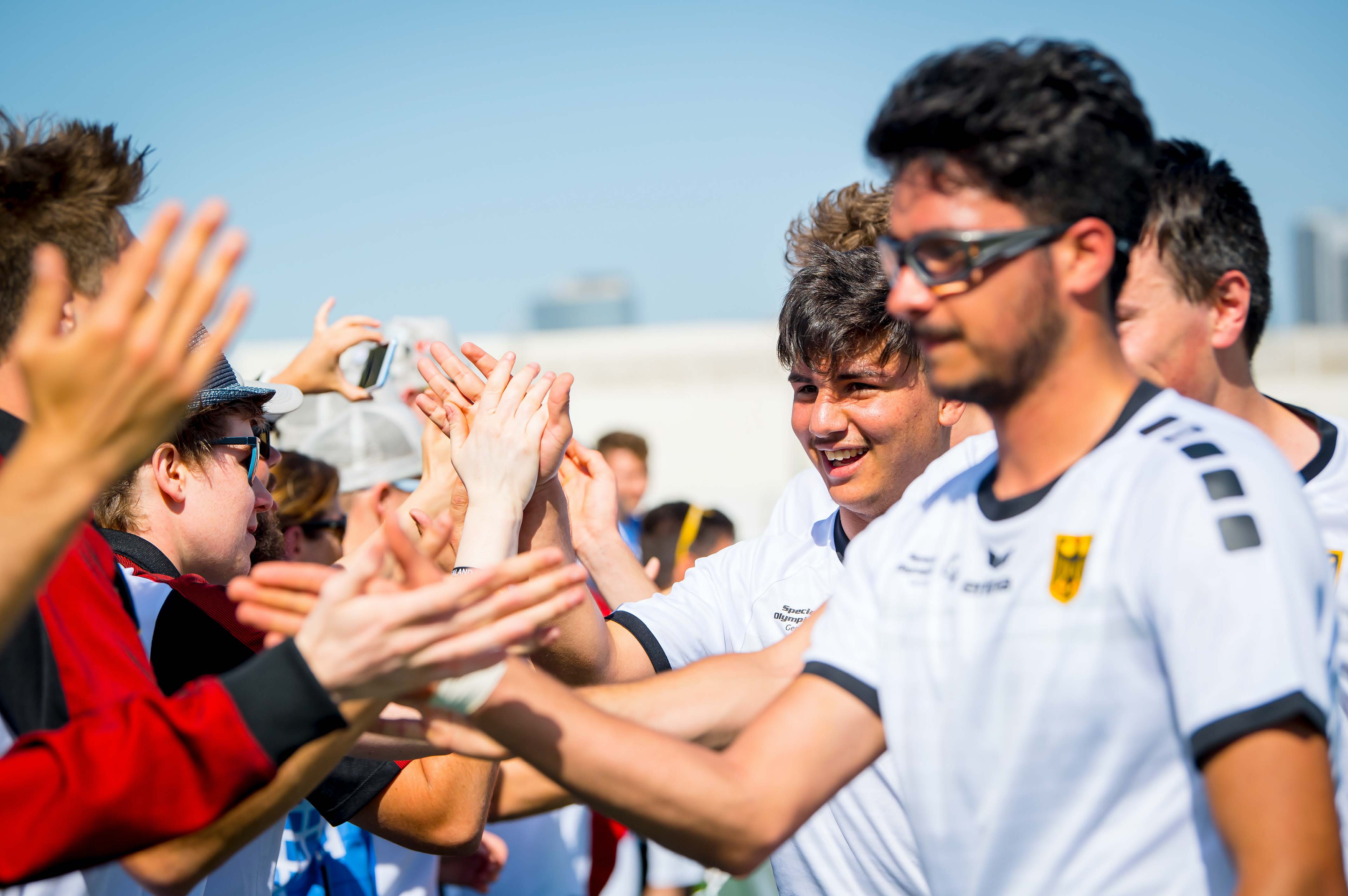 Fans klatschen die Sportler ab