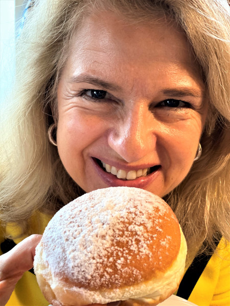 Sabine Scharnagl mit Krapfen