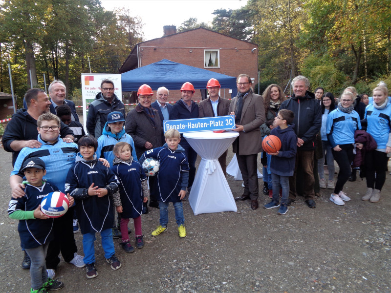 Foto von Spendern und Kindern