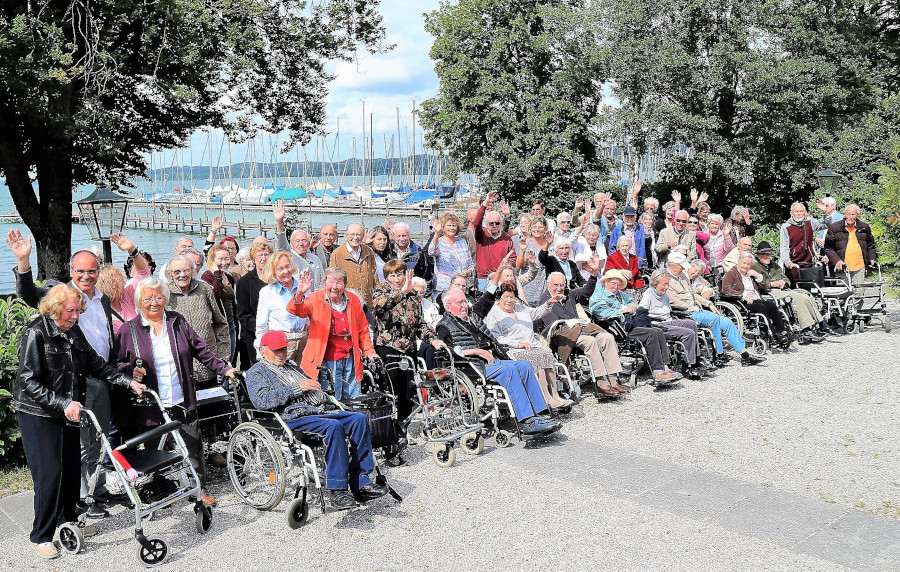 Gruppenfoto vom LC München-Isartal und Bewohnern des Pflegeheims Ebenhausen nach Seeshaupt am Starnberger See