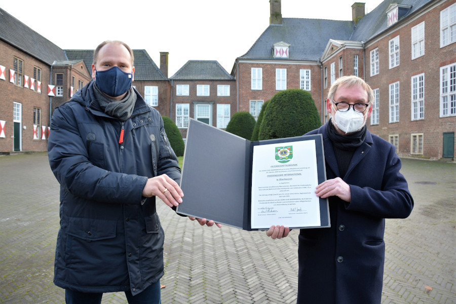 Übergabe Patenschaftsurkunde Friedensdorf