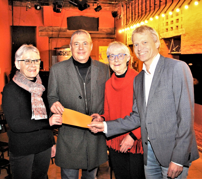 Lions Spende an das Kleine Theater