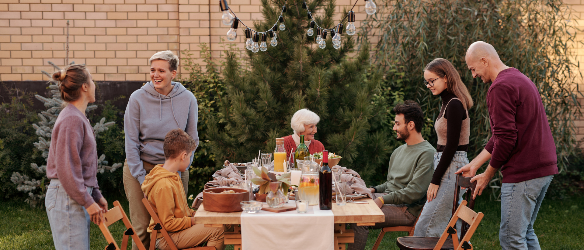 Familie mehrerer Generationen sitzt im Garten