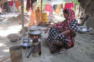 Frau vor einem Kochofen in Indien