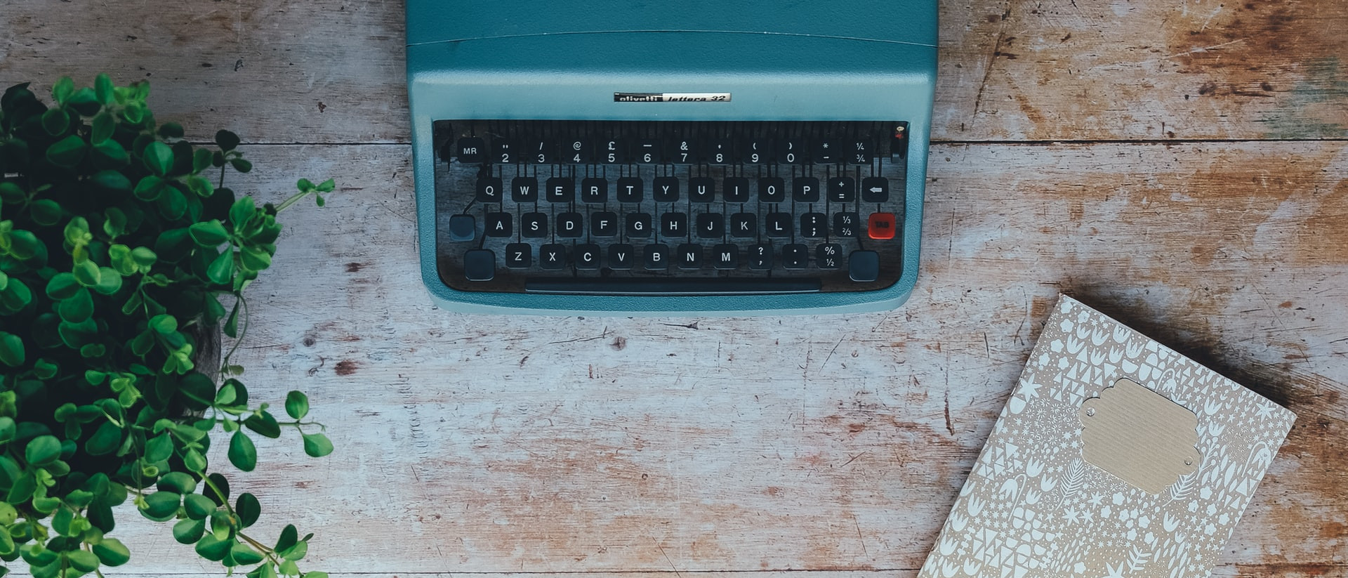 Schreibmaschine, Kaffee, Smartphone