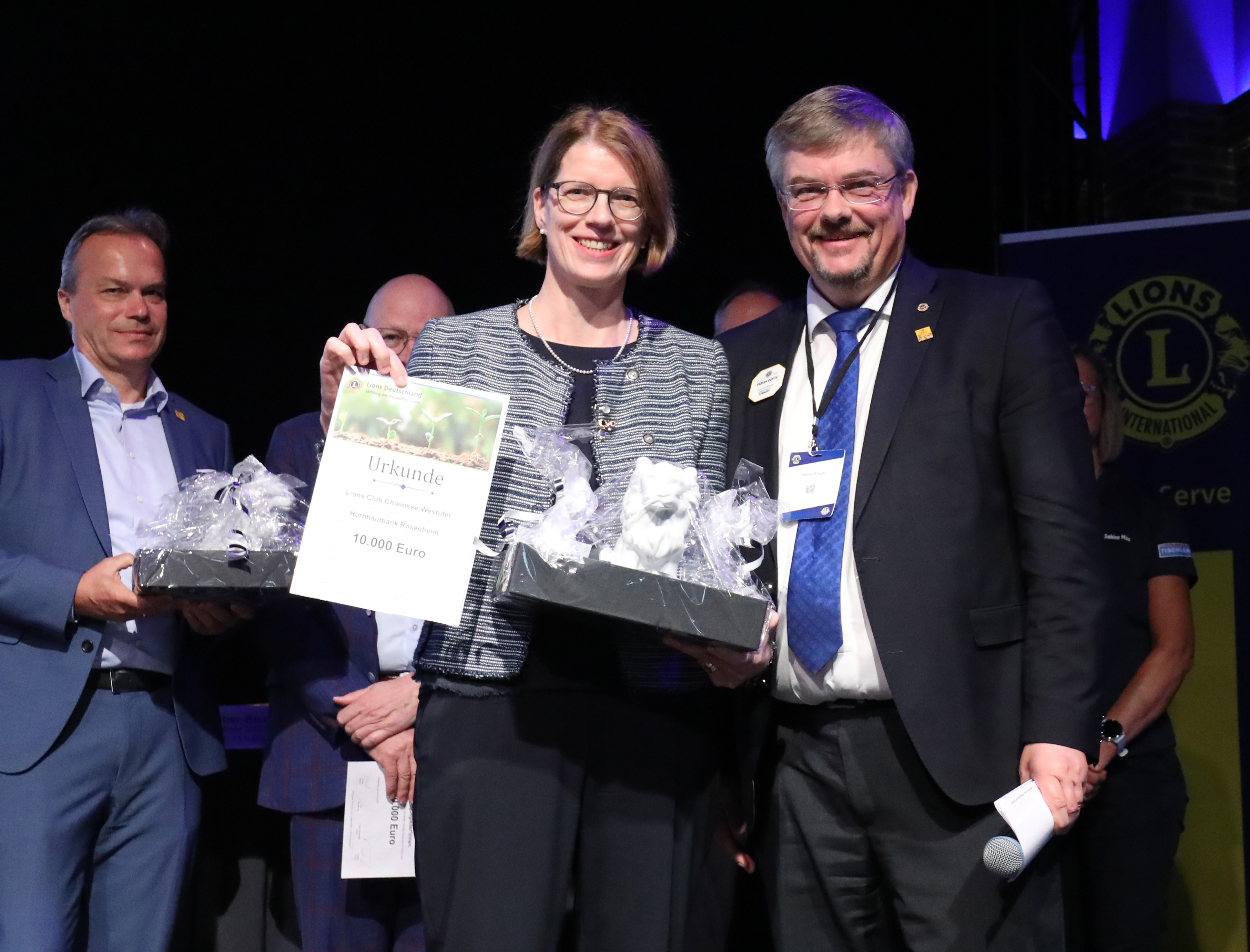 Feierliche Übergabe der Urkunde an den Lions Club Chiemsee-Westufer.