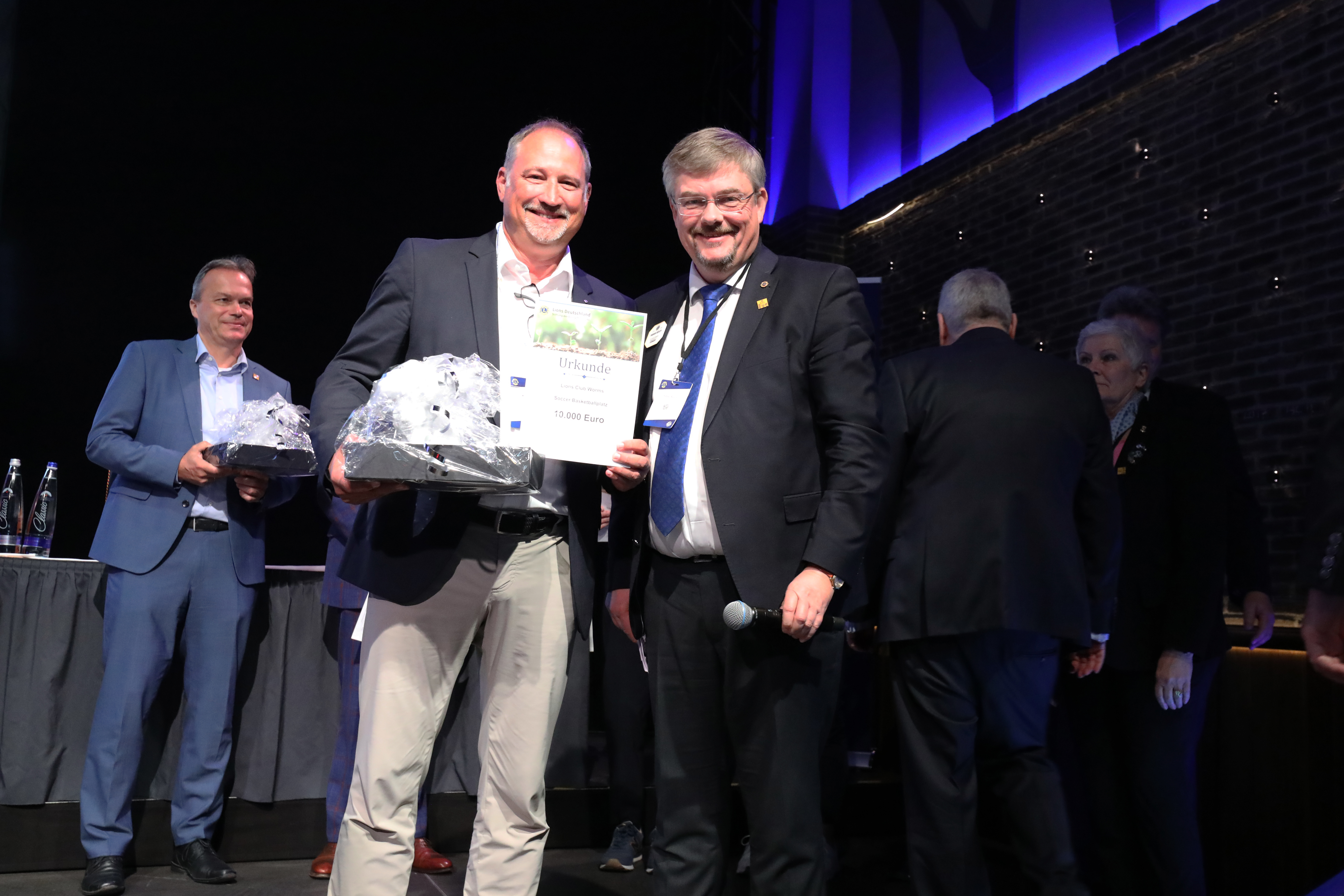 Feierliche Übergabe der Urkunde an den Lions Club Worms.
