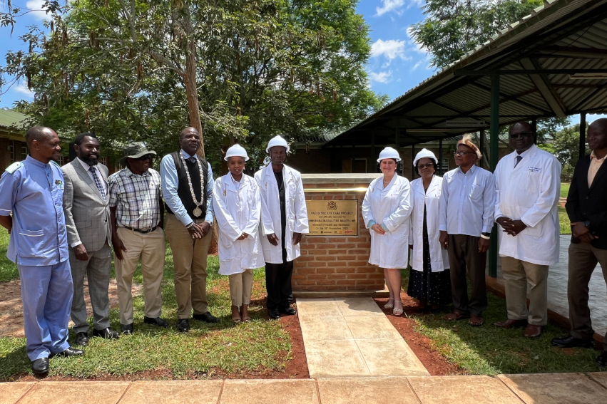 Gruppenfoto der Grundsteinlegung: mit Guest of Honor Bestone Chisamile (Principal Secretary for Admisitration), Dr. Linda Kasonka (CBM Landesdirektorin Sambia/Malawi), Silke Grunow (Stiftung der Deutschen Lions), Dr. Doris Kayambo (Director General Central Hospital), Traditional Authority Mtwalo sowie die Lions aus Mzuzu.