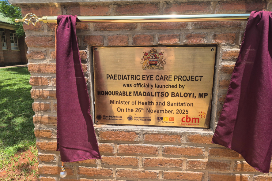 Grundstein mit Plakette der neuen Kinderaugenklinik in Mzuzu.