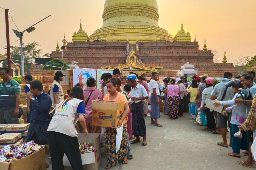 Menschen in der Erdbebenregion Myanmar bei einer Nothilfenverteilung