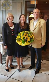 Melanie Bernhardt (Mitte) übernimmt die Präsidentschaft im Lions Club Rhein-Wied für 1 Jahr