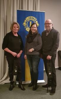 Die Präsidentin des Lions Club Rhein-Wied bedankt sich bei Ursula Prusseit und Bernd Grendel für die Vorstellung der TAFEL in der VG Asbach und deren Tätigkeit