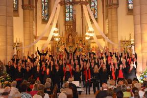 Standing Ovations für den Gospelchor Klangfarben beim Konzert in Hausen/Wied in der Klosterkirche.