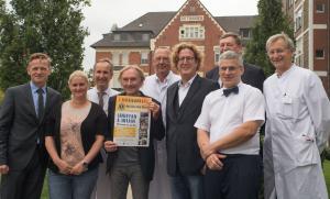 Kooperation zugunsten kriegsversehrter Kinder (v.l.n.r.:) Dr. Ralf Engels, Vorstand der Stiftung Krankenhaus Bethanien, Annika Schmitz, Mitarbeiterin des Friedensdorfs International Oberhausen, Dr. Christoph Chylarecki, Chefarzt der Fachklinik für Orthopädie und Unfallchirurgie Bethanien, Wolfgang Mertens, stellv. Leiter des Friedensdorfs International Oberhausen, Dr. Thomas Voshaar, Ärztlicher Direktor des Krankenhauses Bethanien, Philipp Schneider, Activity-Beauftragter des Lions Club Moers, Prof. Dr. Robert Hierner, Plastischer Chirurg im Krankenhaus Bethanien, Dr. Reimund Göbel, Präsident des Lions Club Moers, Dr. Michael Wallot, Chefarzt der Klinik für Kinder- und Jugendmedizin Bethanien. (Foto: KBM/fotolulu) Kooperation zugunsten kriegsversehrter Kinder (v.l.n.r.:) Dr. Ralf Engels, Vorstand der Stiftung Krankenhaus Bethanien, Annika Schmitz, Mitarbeiterin des Friedensdorfs International Oberhausen, Dr. Christoph Chylarecki, Chefarzt der Fachklinik für Orthopädie und Unfallchirurgie Bethanien, Wolfgang Mertens, stellv. Leiter des Friedensdorfs International Oberhausen, Dr. Thomas Voshaar, Ärztlicher Direktor des Krankenhauses Bethanien, Philipp Schneider, Activity-Beauftragter des Lions Club Moers, Prof. Dr. Robert Hierner, Plastischer Chirurg im Krankenhaus Bethanien, Dr. Reimund Göbel, Präsident des Lions Club Moers, Dr. Michael Wallot, Chefarzt der Klinik für Kinder- und Jugendmedizin Bethanien. (Foto: KBM/fotolulu)