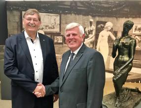 Dr. Dr. Claus Grundmann (rechts) übernahm von Dr. Reimund Göbel die Präsidentschaft des Lionsclubs Moers. Dr. Dr. Claus Grundmann (rechts) übernahm von Dr. Reimund Göbel die Präsidentschaft des Lionsclubs Moers.