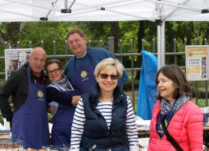 Lions-Präsident Dr. Reimund Göbel (Mitte) mit Unterstützern und Gästen des Erntedankfestes im Musenhof. Lions-Präsident Dr. Reimund Göbel (Mitte) mit Unterstützern und Gästen des Erntedankfestes im Musenhof.