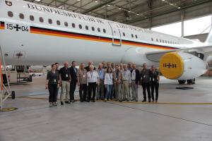 Lionspräsident Dr. Dr. Claus Grundmann (6.v.l.) besuchte mit Moerser Lions und ihren Frauen die Flugbereitschaft der Bundeswehr. Lionspräsident Dr. Dr. Claus Grundmann (6.v.l.) besuchte mit Moerser Lions und ihren Frauen die Flugbereitschaft der Bundeswehr.