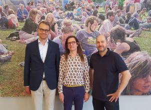 Lions Präsident Andre Fisch, Künstler Thomas Schiela und Kulturdezernent Claus Arndt bei der Eröffnung der Ausstellung. Lions Präsident Andre Fisch, Künstler Thomas Schiela und Kulturdezernent Claus Arndt bei der Eröffnung der Ausstellung.