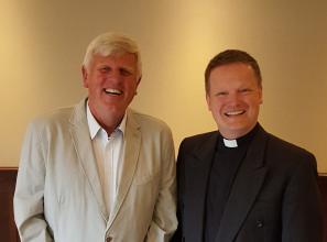 Lions-Präsident Dr. Dr. Claus Grundmann (links) mit Pfarrer Martin Tilles Lions-Präsident Dr. Dr. Claus Grundmann (links) mit Pfarrer Martin Tilles