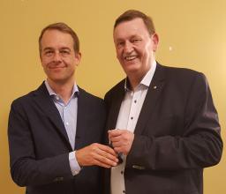 Dr. Andre Fisch (links) überreichte dem neuen Lionspräsidenten Dr. Reimund Göbel die Glocke zur Leitung der monatlichen Treffen. Dr. Andre Fisch (links) überreichte dem neuen Lionspräsidenten Dr. Reimund Göbel die Glocke zur Leitung der monatlichen Treffen.