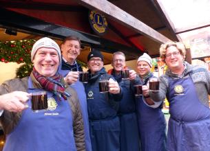 Lions-Glühwein auf dem Moerser Weihnachtsmarkt. Von links nach rechts: Henner Sander, Dr. Reimund Göbel, Lutz Hormes Thomas Behrendt, Thomas Hannen und Philipp Schneider trugen sich für die erste von vielen Schichten bis zum 22. Dezember ein. Lions-Glühwein auf dem Moerser Weihnachtsmarkt. Von links nach rechts: Henner Sander, Dr. Reimund Göbel, Lutz Hormes Thomas Behrendt, Thomas Hannen und Philipp Schneider trugen sich für die erste von vielen Schichten bis zum 22. Dezember ein.