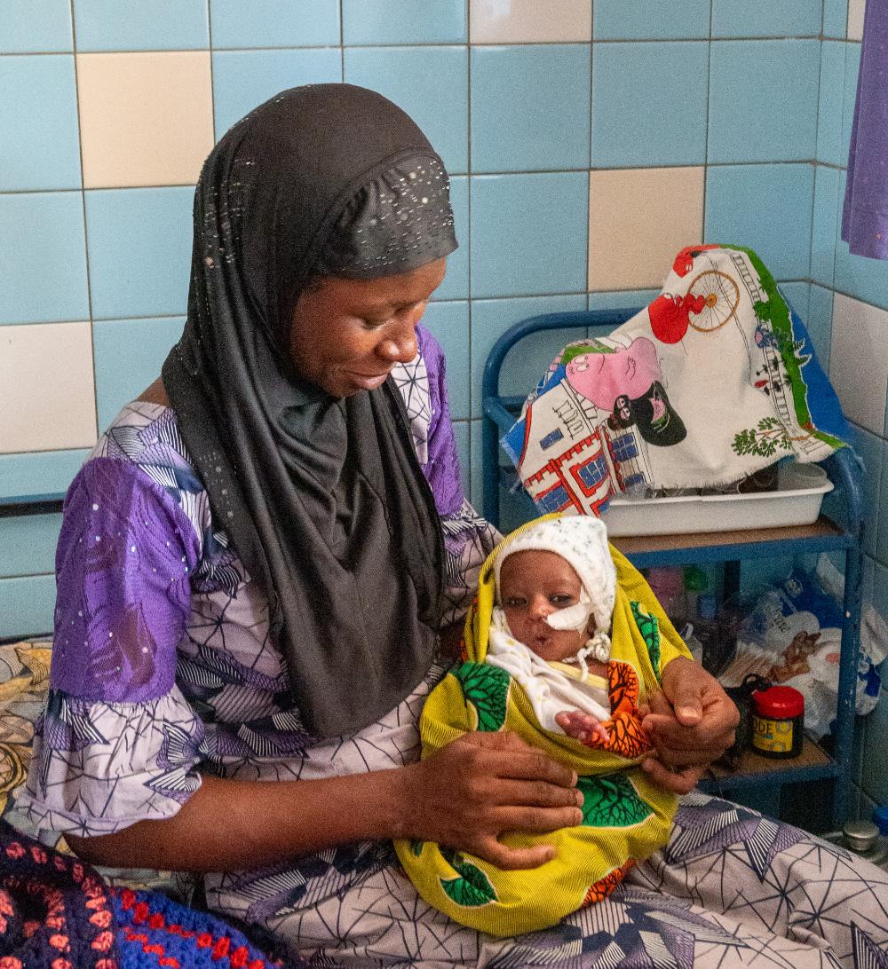 Eine Mutter mit ihrem unterernährtem Baby: Das Kind musste schon zum zweiten Mal in der Klinik aufgepäppelt werden. Foto Helmut Radecker