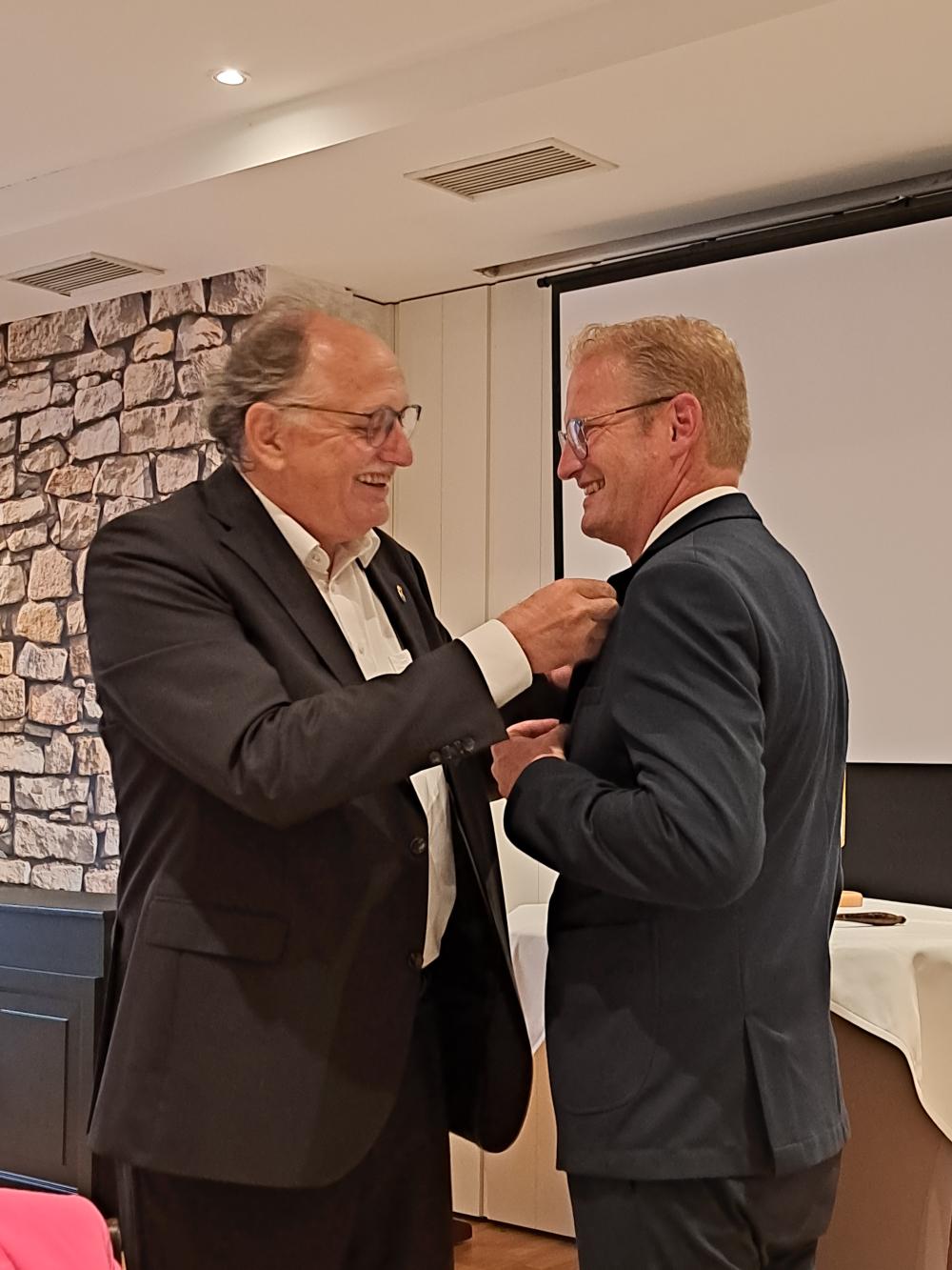 Übergabe der Präsidentennadel von Dr. Ralf Becker (links) an Tobias Nolte (rechts)