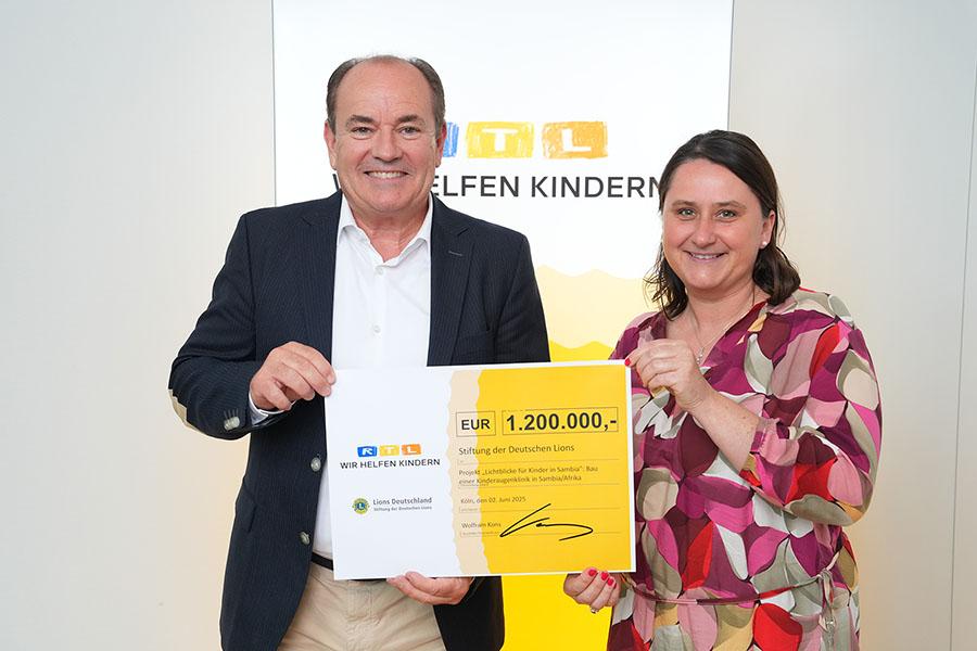 v.l.n.r.: Wolfram Kons (Deutscher Journalist und Fernsehmoderator), Silke Grunow (Bereichsleiterin für nationale und internationale Projekte Stiftung der Deutschen Lions)