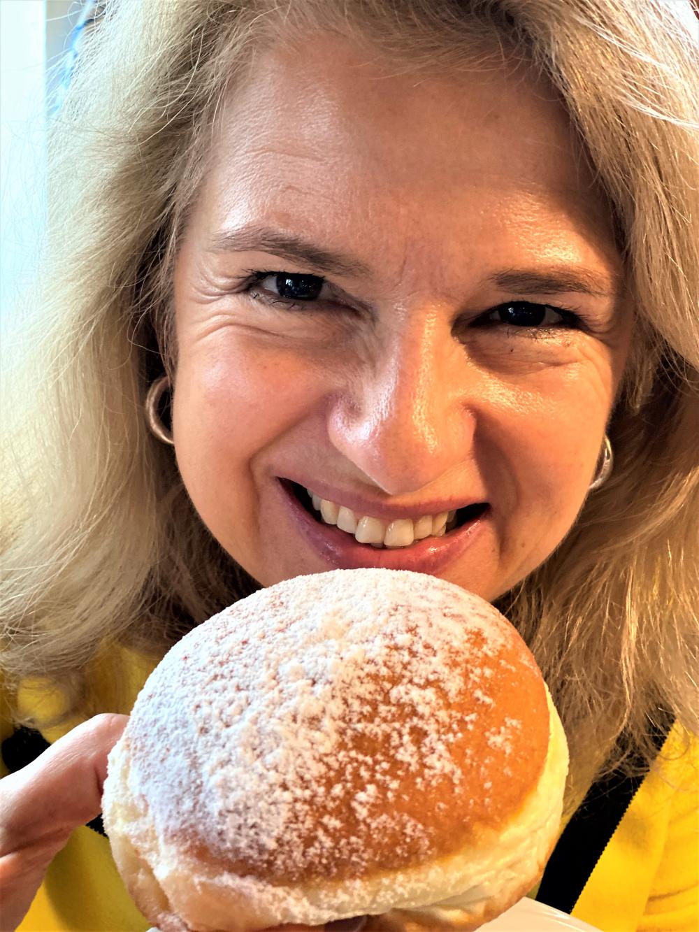 Sabine Scharnagl mit Krapfen